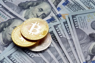 Bitcoinler ve sanal para konsepti. Şifreleme parasının büyüyen ve azalan değerinin grafiği olan madeni paraların üzerindeki altın bitsikkeler. Madencilik ya da engelleme teknolojisi. V