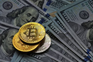 Bitcoinler ve sanal para konsepti. Şifreleme parasının büyüyen ve azalan değerinin grafiği olan madeni paraların üzerindeki altın bitsikkeler. Madencilik ya da engelleme teknolojisi. V