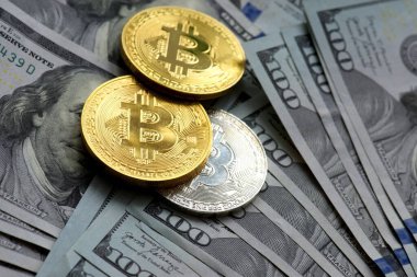 Bitcoinler ve sanal para konsepti. Şifreleme parasının büyüyen ve azalan değerinin grafiği olan madeni paraların üzerindeki altın bitsikkeler. Madencilik ya da engelleme teknolojisi. V