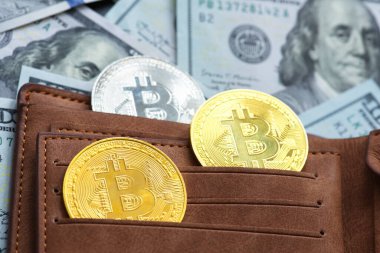 Bitcoinler ve sanal para konsepti. Şifreleme parasının büyüyen ve azalan değerinin grafiği olan madeni paraların üzerindeki altın bitsikkeler. Madencilik ya da engelleme teknolojisi. V