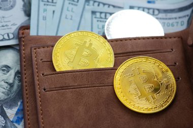 Bitcoinler ve sanal para konsepti. Şifreleme parasının büyüyen ve azalan değerinin grafiği olan madeni paraların üzerindeki altın bitsikkeler. Madencilik ya da engelleme teknolojisi. V