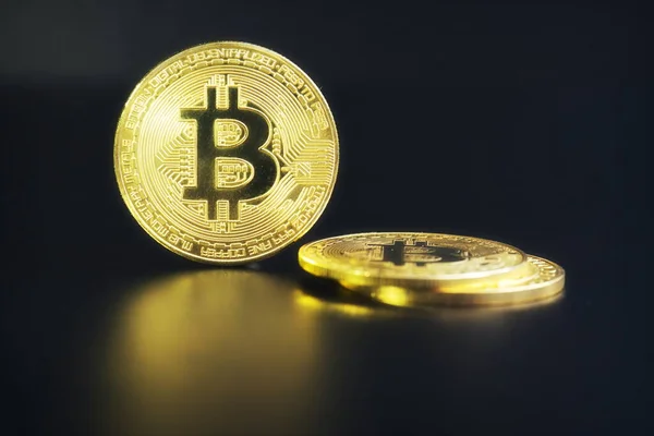 Bitcoinler ve sanal para konsepti. Şifreleme parasının büyüyen ve azalan değerinin grafiği olan madeni paraların üzerindeki altın bitsikkeler. Madencilik ya da engelleme teknolojisi. V