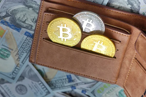 Bitcoinler ve sanal para konsepti. Şifreleme parasının büyüyen ve azalan değerinin grafiği olan madeni paraların üzerindeki altın bitsikkeler. Madencilik ya da engelleme teknolojisi. V