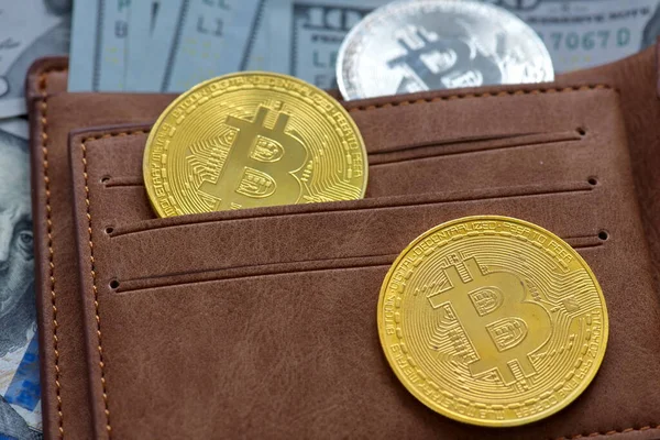 Bitcoinler ve sanal para konsepti. Şifreleme parasının büyüyen ve azalan değerinin grafiği olan madeni paraların üzerindeki altın bitsikkeler. Madencilik ya da engelleme teknolojisi. V