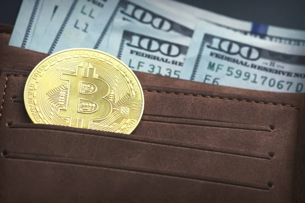 Bitcoinler ve sanal para konsepti. Şifreleme parasının büyüyen ve azalan değerinin grafiği olan madeni paraların üzerindeki altın bitsikkeler. Madencilik ya da engelleme teknolojisi. V
