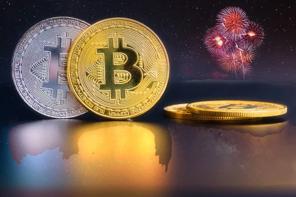 Bitcoinler ve sanal para konsepti. Şifreleme parasının büyüyen ve azalan değerinin grafiği olan madeni paraların üzerindeki altın bitsikkeler. Madencilik ya da engelleme teknolojisi. 