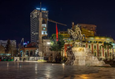 Tiran, Arnavutluk - 16 Mart 2021: Kenardan İskanderbeg heykeli, arka planda Et 'hem Bej Camii, Saat Kulesi ve Maritim Plaza (gece çekimi)