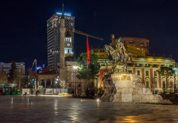 Tiran, Arnavutluk - 16 Mart 2021: Kenardan İskanderbeg heykeli, arka planda Et 'hem Bej Camii, Saat Kulesi ve Maritim Plaza (gece çekimi)