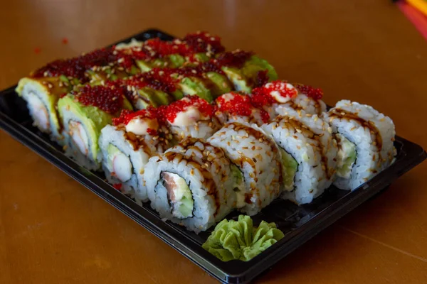 Susamlı ve havyarlı renkli suşi ruloları.