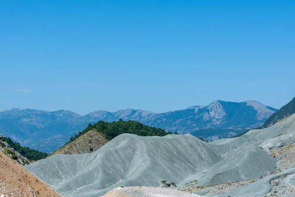 Dağların ardında mavi gökyüzünün altında