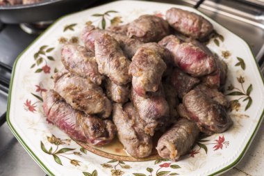 Dana jambon, peynir ve erik ile rulo