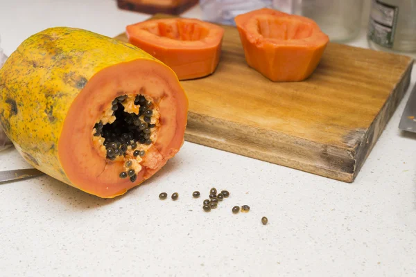 Papaya auf weißem Hintergrund — Stockfoto