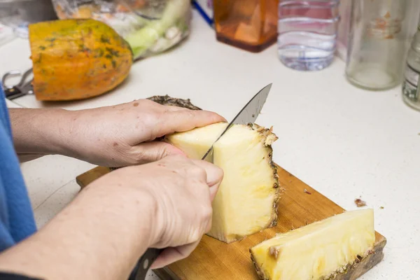 Ananas op een witte achtergrond — Stockfoto