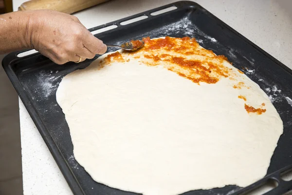 Voorbereiding van de pizza deeg met tomaat — Stockfoto