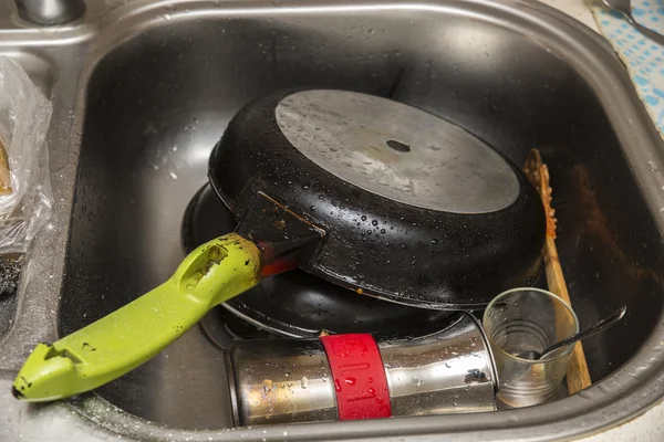 อ่างล้างจานเต็มครัว — ภาพถ่ายสต็อก