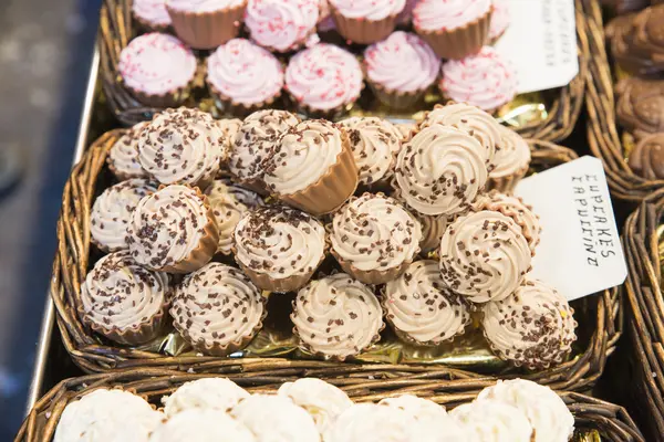 Cupcakes i olika storlekar — Stockfoto