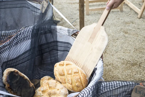Kosz w ciepłego chleba — Zdjęcie stockowe
