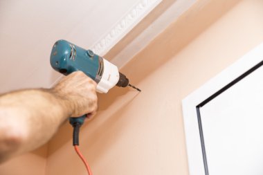 duvarda bir delik yapmak işçi 