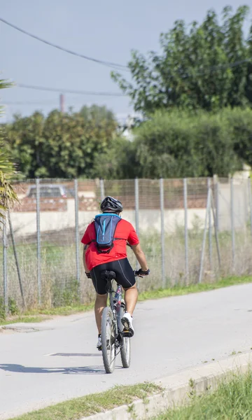 Biker gör sport — Stockfoto