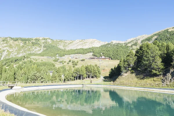 Lac dans les hautes montagnes — Photo