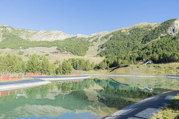 Lago in alta montagna — Foto Stock