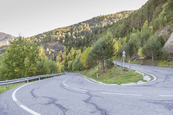 Gevaarlijke curve op de top van de berg. — Stockfoto