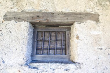 çok eski ahşap pencere 