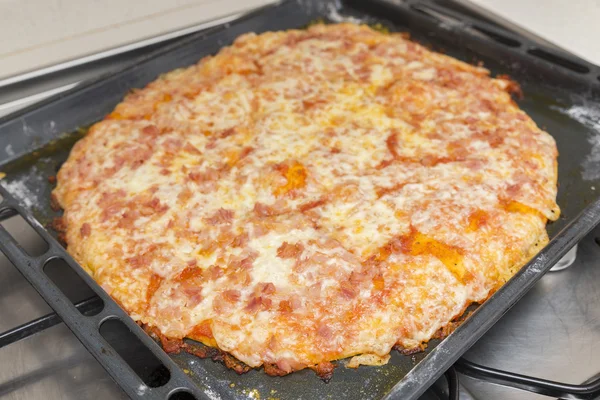 Förbereder pizzadeg med ost — Stockfoto