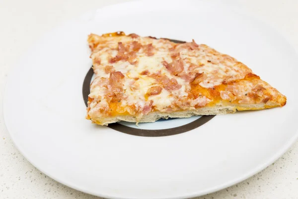 Pizzateig mit Käse zubereiten — Stockfoto