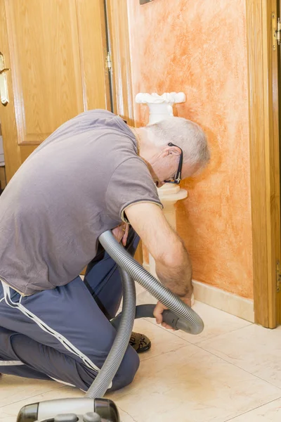 Volwassen man huishoudelijk werk doen — Stockfoto
