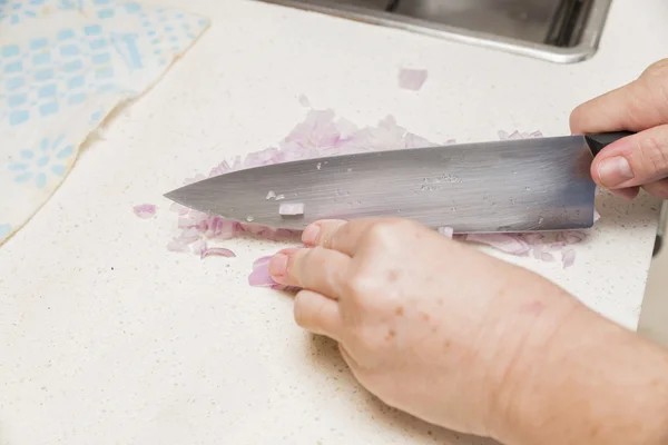 Mani tagliando cipolle — Foto Stock