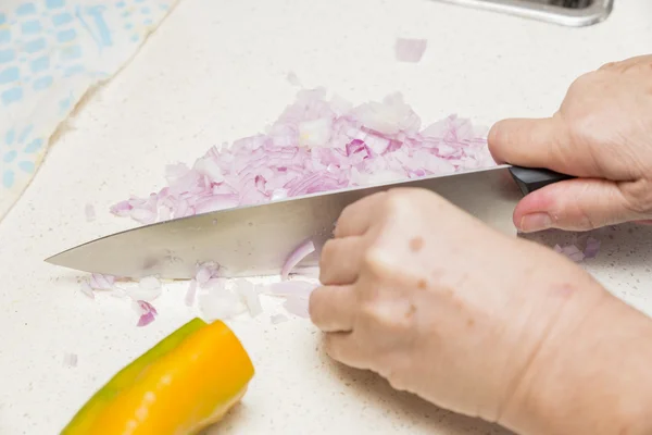 Mani tagliando cipolle — Foto Stock