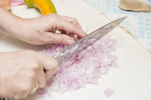 Manos cortando cebollas — Foto de Stock