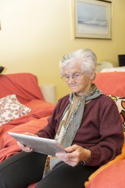 Büyükanne bir tablet kullanmayı öğrenme 