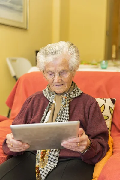 Avó aprendendo a usar um tablet — Fotografia de Stock