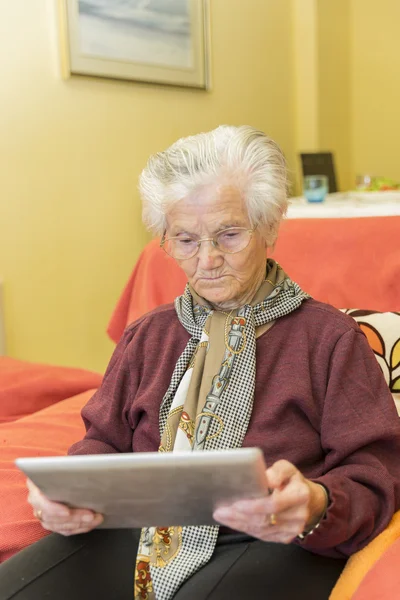 Oma leren te gebruiken een tablet — Stockfoto