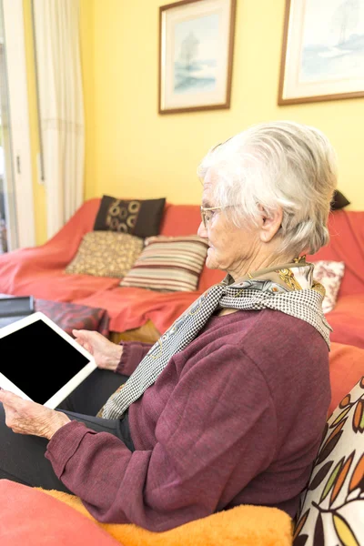 Avó aprendendo a usar um tablet — Fotografia de Stock