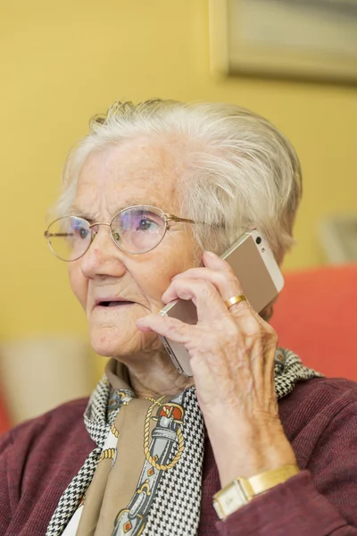 Oma bellen via de telefoon — Stockfoto