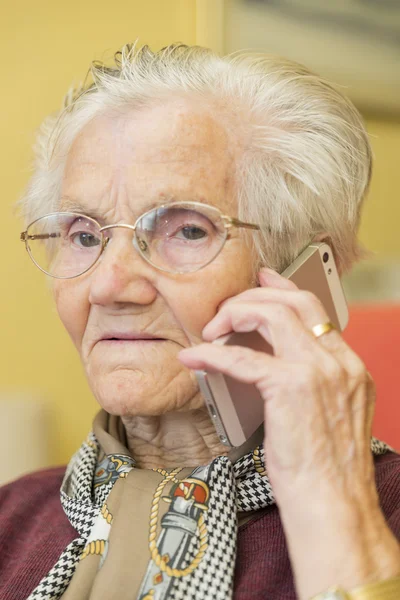 Babcia, rozmowa przez telefon — Zdjęcie stockowe