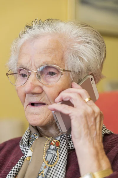 Oma bellen via de telefoon — Stockfoto