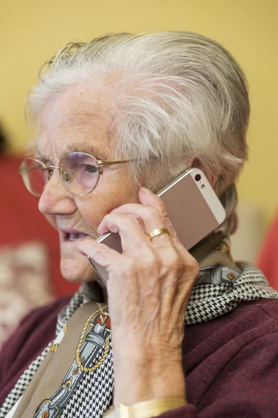 Babcia, rozmowa przez telefon — Zdjęcie stockowe