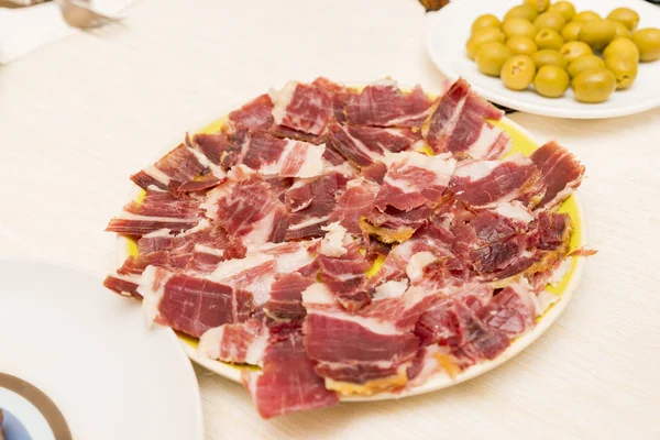 Plaat van ham op tafel — Stockfoto