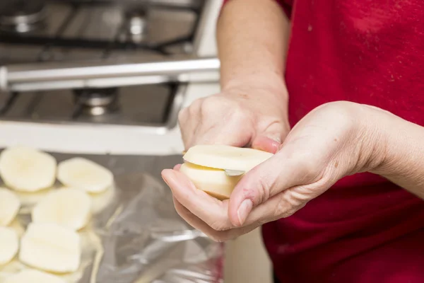 Peeling potatoes — Stock Photo, Image