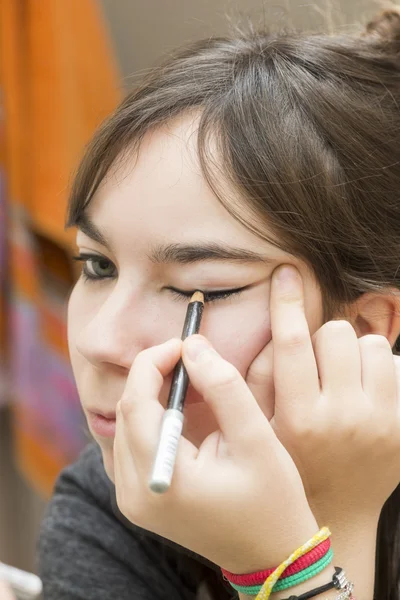 Žena použití make-upu očí — Stock fotografie