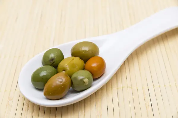 Olive in un cucchiaio — Foto Stock