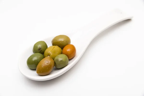 Olive in un cucchiaio — Foto Stock
