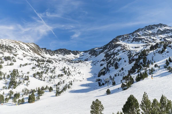 Besneeuwde bergen — Stockfoto