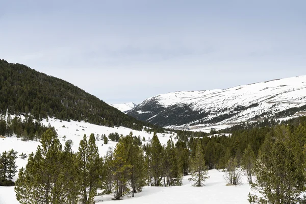 Montanhas nevadas — Fotografia de Stock