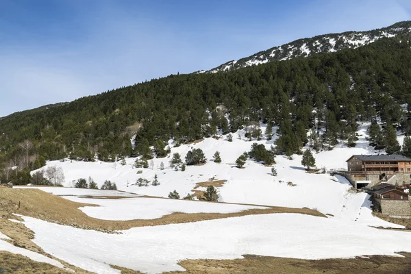 Besneeuwde bergen — Stockfoto