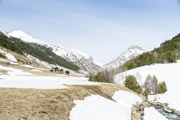 Montanhas nevadas — Fotografia de Stock